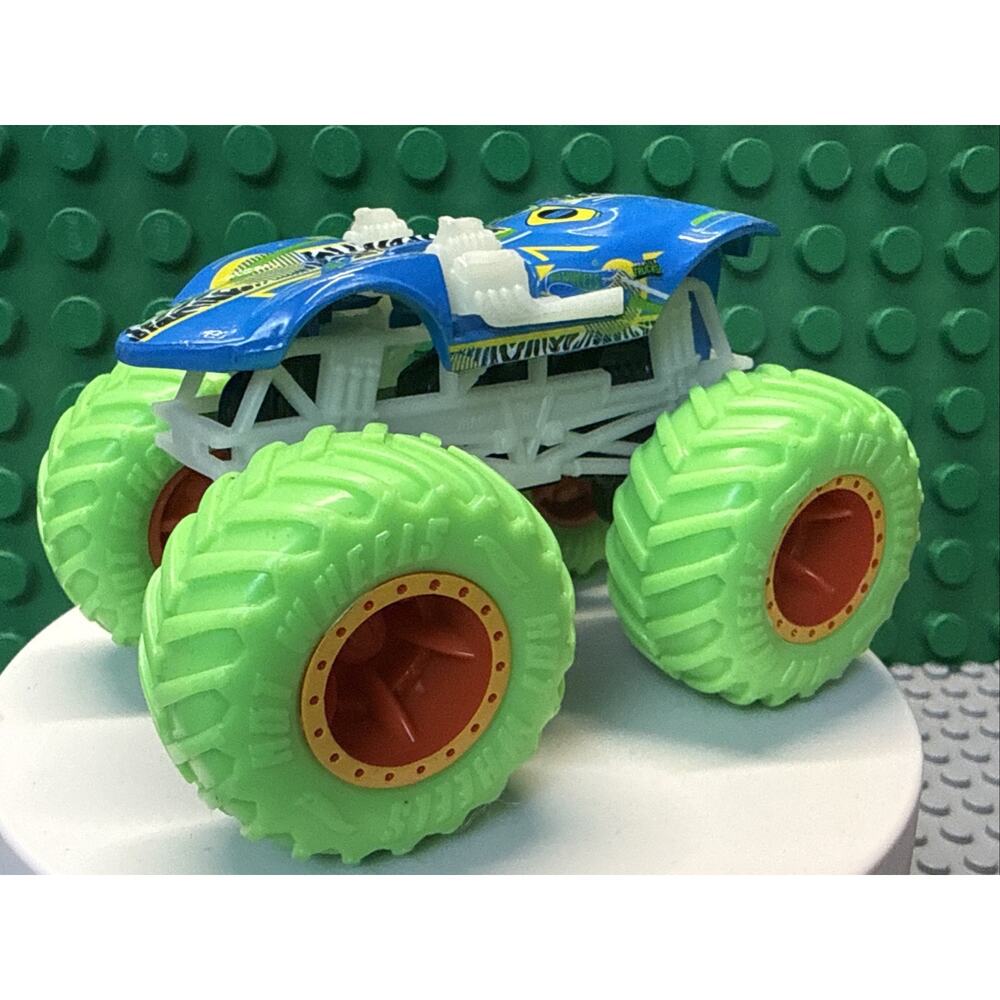Hot Wheels Monster Jam Glow In The Dark 1:64 Diecast Truck - Twin Mill